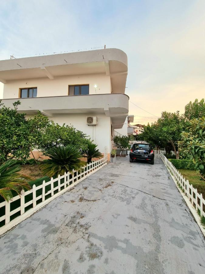 Guest House Vila Elezi Durrës Exteriör bild