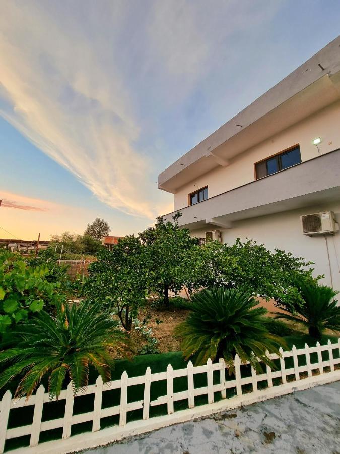 Guest House Vila Elezi Durrës Exteriör bild